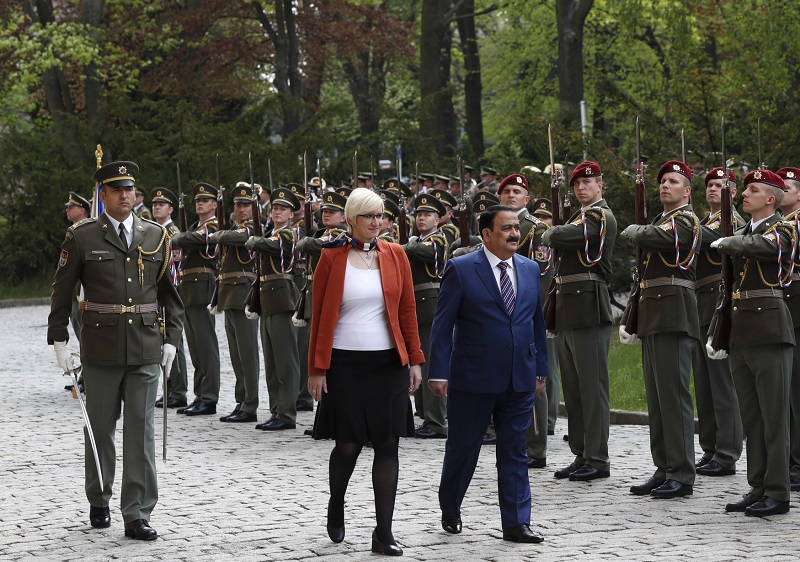 Ministryně obrany Karla Šlechtová přivítala v Praze svého iráckého kolegu ve funkci Irfana Hijalího. Ministryně obrany Karla Šlechtová přivítala v Praze svého iráckého kolegu ve funkci Irfana Hijalího.