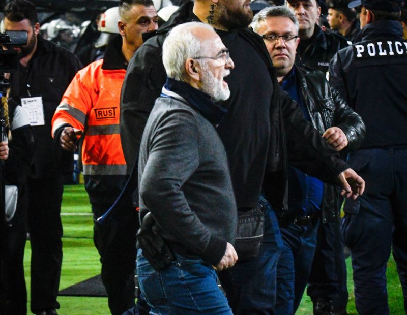 Majitel týmu PAOK Soluň vběhl na trávník s pistolí.