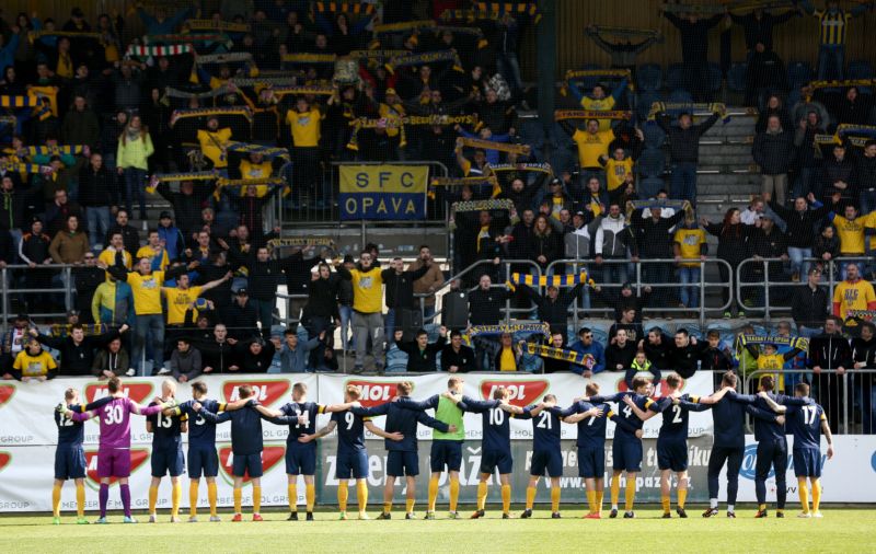 Fotbalisté Opavy při oslavách postupu pohárovým tažením.
