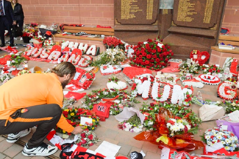 Fotbalisté AS Řím uctili v Liverpoolu oběti fotbalové katastrofy, jež se odehrála v roce 1989 na stadionu Hillsborough.