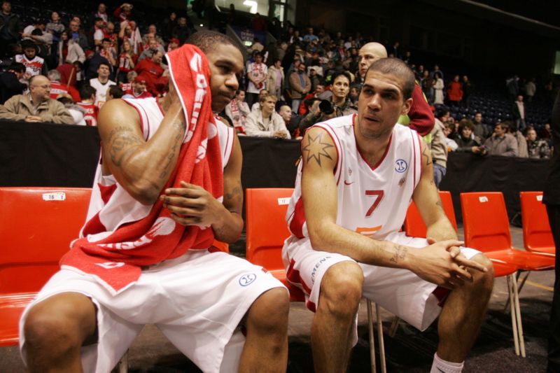 Blake Schilb (vpravo) ještě v dresu Nymburka. 