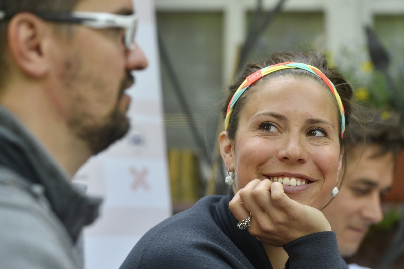I přes zranění byla Eva Samková na tiskové konferenci plní optimismu.