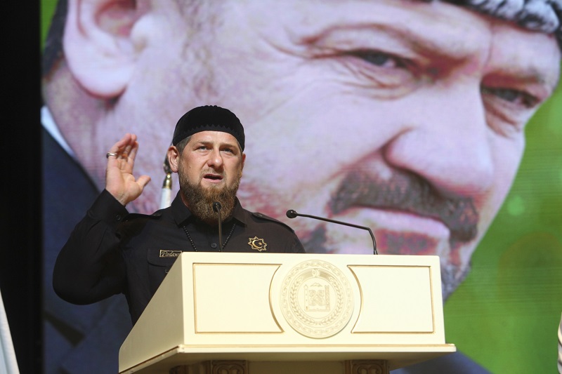 Čečenský prezident Ramzan Kadyrov (na podobizně je za ním jeho otec Achmat).