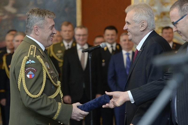 Generál Aleš Opata (vlevo) a prezident Miloš Zeman.