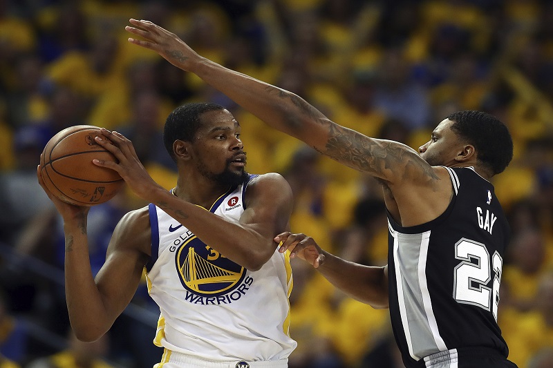 Obhájce titulu Golden State slaví postup do čtvrtfinále play-off NBA. Uspěla také Philadelphia.