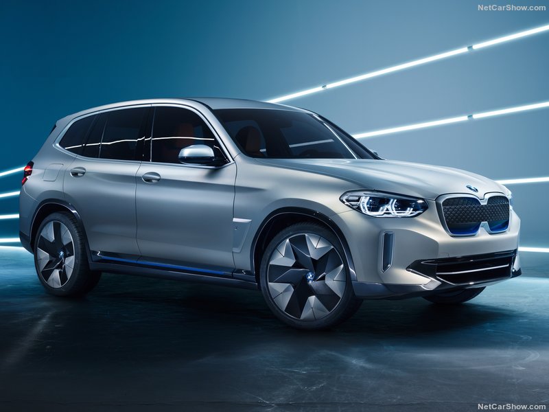 Mezi koncepty je i BMW iX3, vůz, který bude jezdit na čistě elektrický pohon. 