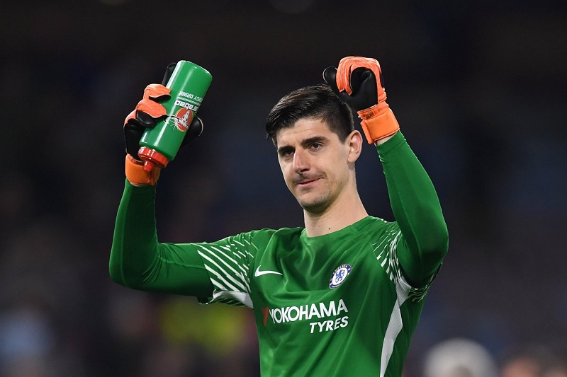 Belgický gólman Thibaut Courtois žaluje bývalého reprezentačního kouče Marcema Wilmotsema. Belgický gólman Thibaut Courtois žaluje bývalého reprezentačního kouče Marcema Wilmotsema.
