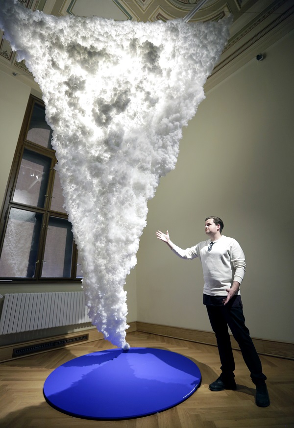 Na snímku je designer Petr Hák u jednoho z děl. Na snímku je designer Petr Hák u jednoho z děl.