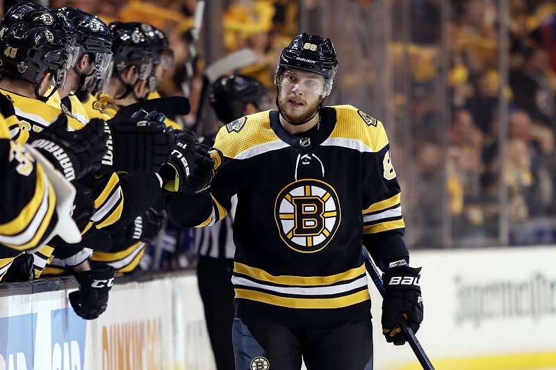David Oastrňák čelil před rozhodujícím soubojem play-off NHL pichlavým otázkám novinářům. Jednoho z nich poté parádně odpálkoval.