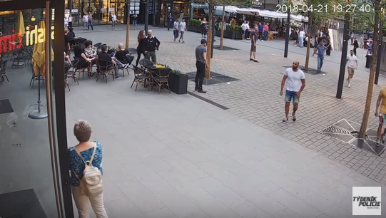 Kamerový záznam z napadení číšníka v centru Prahy skupinou turistů.
