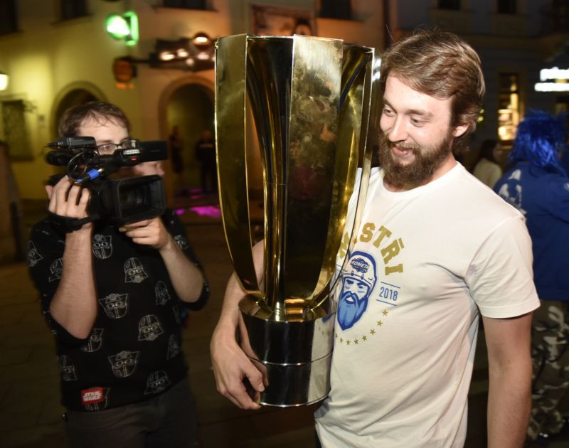 Útočník Hynek Zohorna s pohárem pro mistra české extraligy. 
