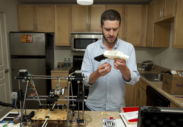 Americký kryptoanarchista Cody Wilson, který první vyrobil funkční pistoli pomocí 3D tisku. 