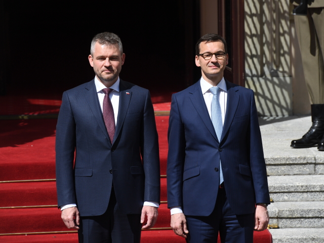 Polský premiér Mateusz Morawiecki (vpravo) a slovenský premiér Peter Pellegrini (vlevo).