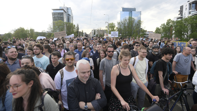 Lidé se sešli 25. dubna 2018 k symbolické blokádě Libeňského mostu v Praze na protest proti rozhodnutí pražských radních, kteří podpořili jeho zbourání.