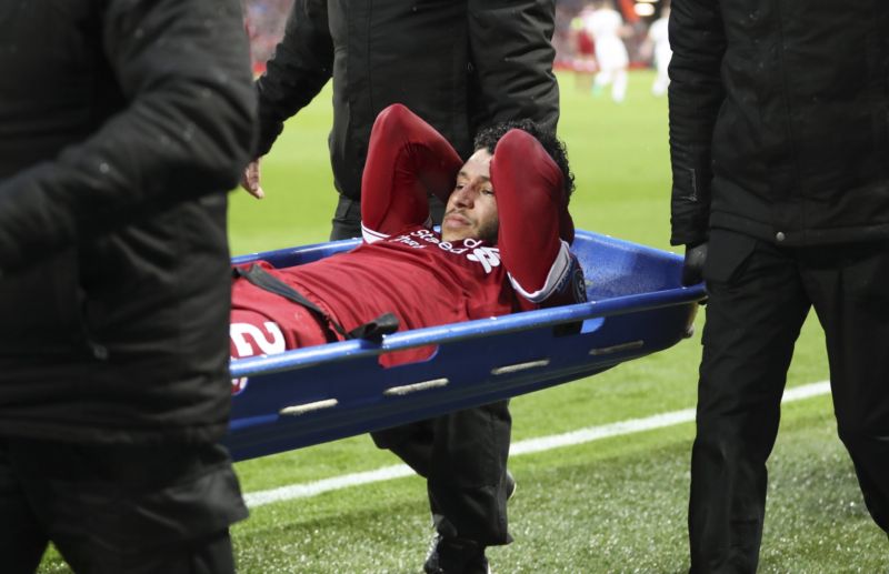 Fotbalista Alex Oxlade-Chamberlain musel opustit zápas Ligy mistrů na nosítkách.