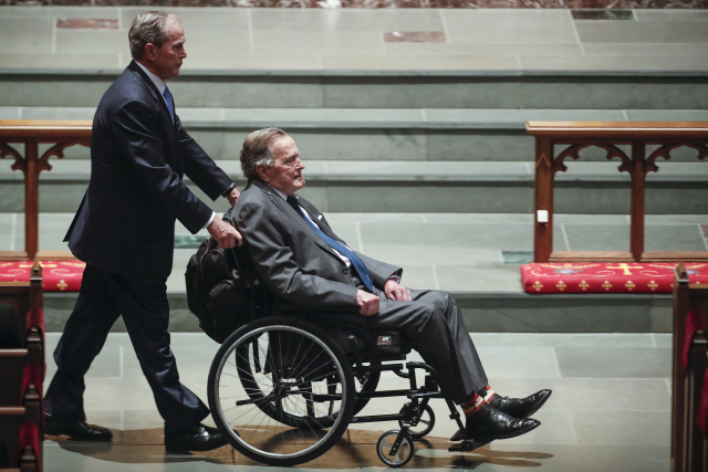 Exprezident USA Bush starší na intenzivní péči.