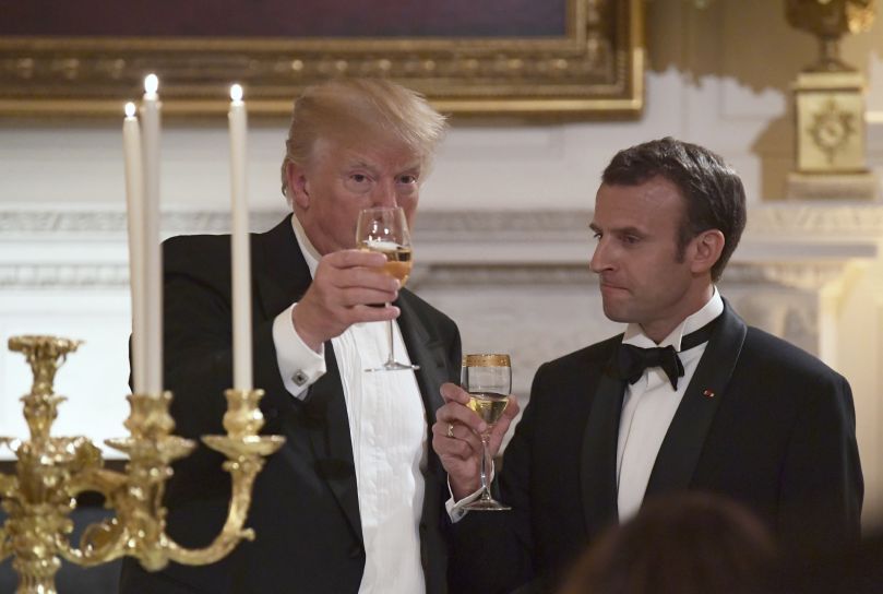 Emmanuel Macron a Donald Trump (vlevo).