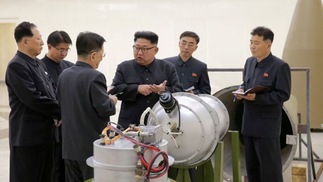 Kim Čong-un v severokorejském testovacím jaderném středisku. Kim Čong-un v severokorejském testovacím jaderném středisku.