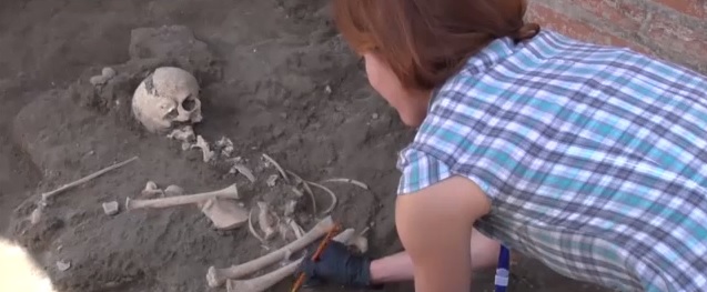 Při údržbě termálních lázní v Pompejích objevili kostru dítěte.