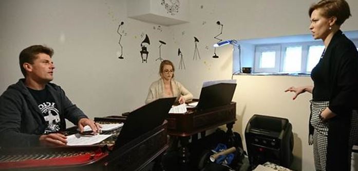 Nové hudební uskupení: mezzosopranistka Dana Šťastná a cimbalisté Petr a Nikol Spěvákovi. Nové hudební uskupení: mezzosopranistka Dana Šťastná a cimbalisté Petr a Nikol Spěvákovi.