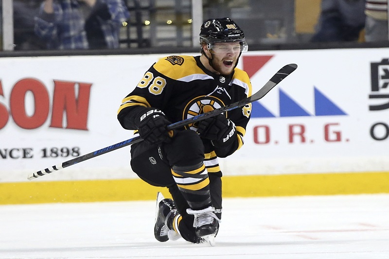 Český útočník David Pastrňák pomohl dvěma body Bostonu k rozhodující výhře nad Torontem. Posunul se také v tabulce produktivity.