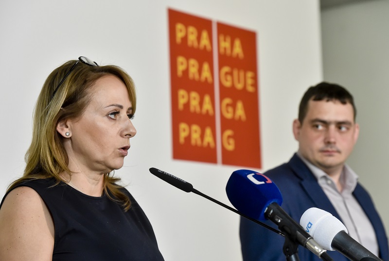 Primátorka Prahy Adriana Krnáčová (za ANO) a její místopředseda Petr Dolínek (ČSSD).