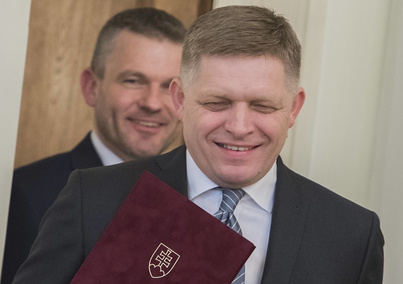 Na snímku Robert Fico v pozadí se současným premiérem Slovenska Peterem Pellegrinim.
