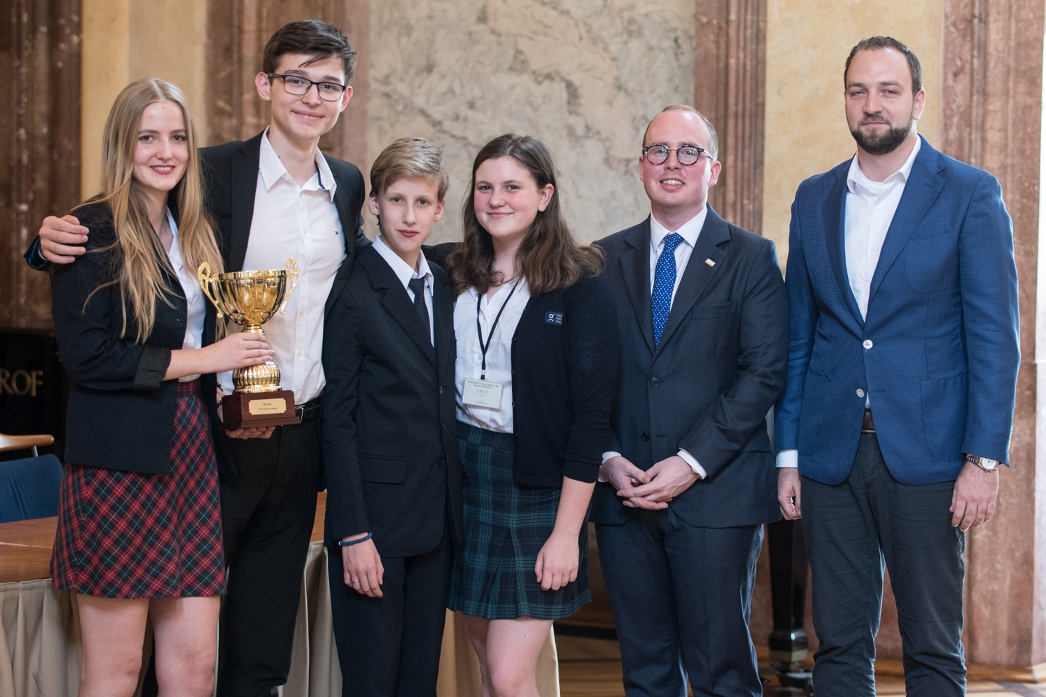 Anglická část soutěže, jež je pro Čechy logicky složitější a o to pečlivěji sledovaná, se nejvíce zadařila týmu školy Open Gate ve složení Alexander Carr, Viktorie Hložková, Natan Kratochvíl a Thea Kratochvílová. 