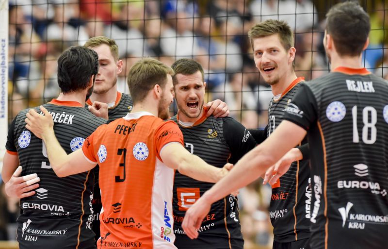 Karlovarsko porazilo ve finále Kladno třikrát shodně 3:2 na sety.