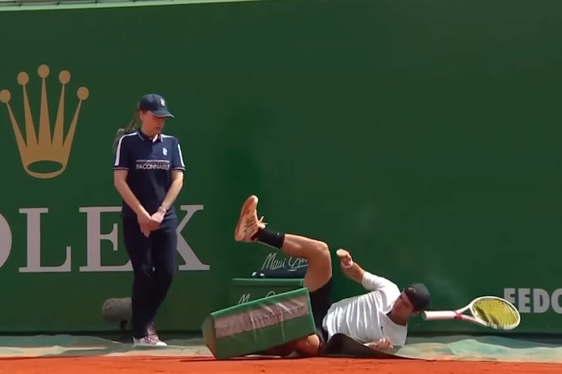 Australský tenista Thanasi Kokkinakis se velké smůly nejspíš nikdy nezbaví. V Monte Carlu se zranil o reklamní bariéru. Australský tenista Thanasi Kokkinakis se velké smůly nejspíš nikdy nezbaví. V Monte Carlu se zranil o reklamní bariéru.