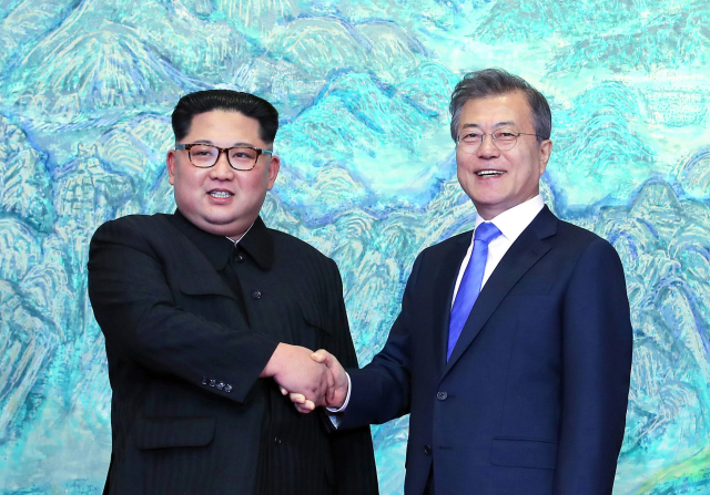 Severokorejský vůdce Kim Čong-un (vlevo) a jihokorejský prezident Mun Če-in. Severokorejský vůdce Kim Čong-un (vlevo) a jihokorejský prezident Mun Če-in.