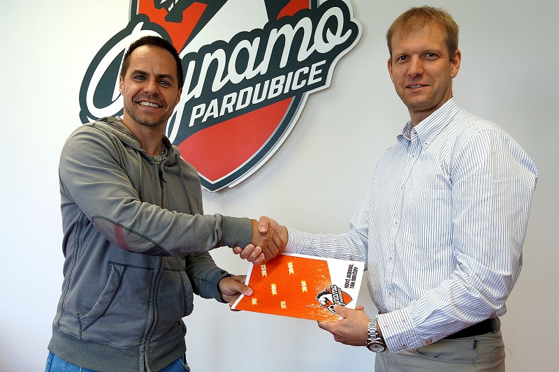 Bývalý reprezentační útočník Tomáš Rolinek zůstává v Pardubicích. S Dynamem podepsal nový kontrakt. Bývalý reprezentační útočník Tomáš Rolinek zůstává v Pardubicích. S Dynamem podepsal nový kontrakt.