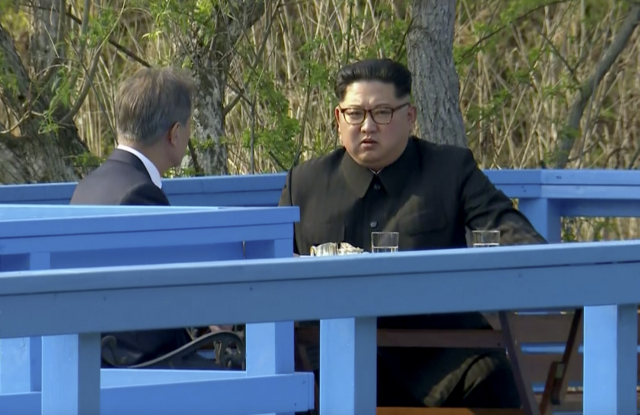 Mun Če-in (vlevo) a Kim Čong-un. Mun Če-in (vlevo) a Kim Čong-un.