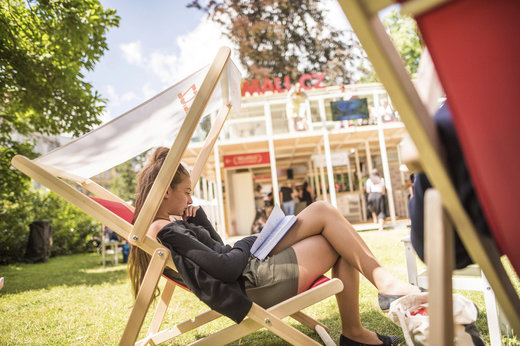 Mall.cz na festivalu naváže na koncept relaxačního prostoru Mall Park. Mall.cz na festivalu naváže na koncept relaxačního prostoru Mall Park.