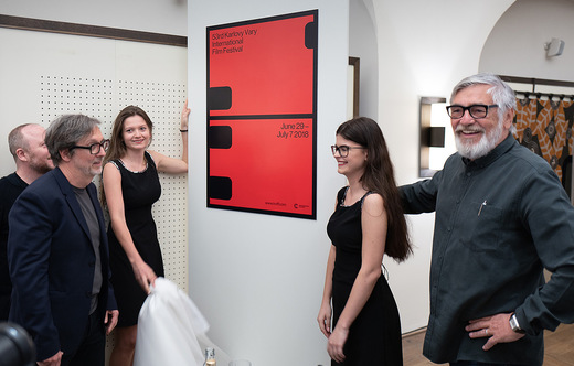 Jiří Bartoška odhalil také nové logo festivalu od Studia Najbrt. Inspirovalo se celuloidovým filmovým pásem. Jiří Bartoška odhalil také nové logo festivalu od Studia Najbrt. Inspirovalo se celuloidovým filmovým pásem.