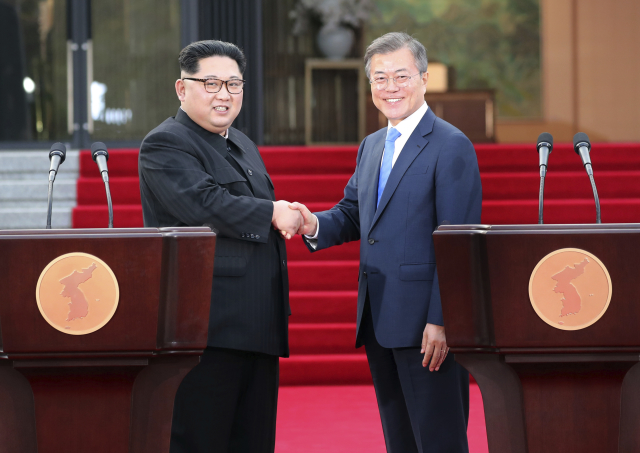 Kim Čong-un (vpravo) a Mun Če-in (vlevo).