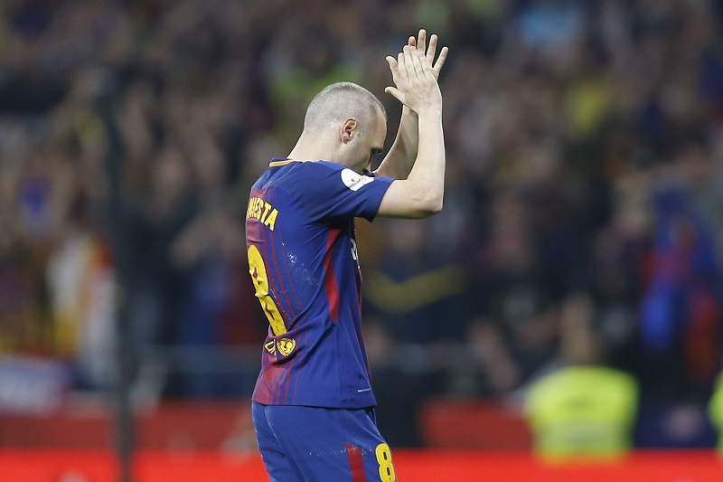 Dlouholetý kapitán Andrés Iniesta po sezoně opustí fotbalovou Barcelonu. Dlouholetý kapitán Andrés Iniesta po sezoně opustí fotbalovou Barcelonu.