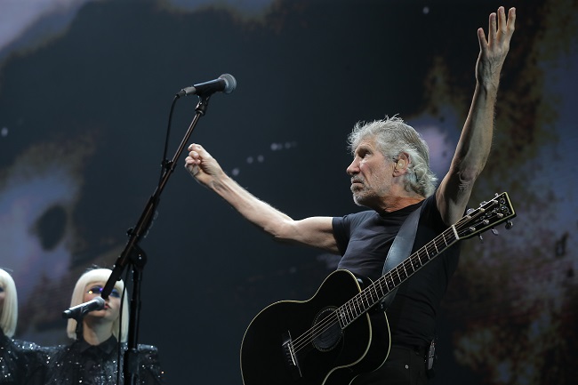 Baskytarista a zpěvák Roger Waters na koncertu v pražské O2 areně. Baskytarista a zpěvák Roger Waters na koncertu v pražské O2 areně.