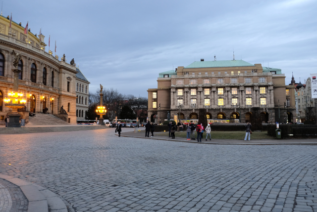Filozofická fakulta Univerzity Karlovy (vpravo) a Rudolfinum na náměstí Jana Palacha.