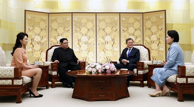 Jihokorejský prezident Mun Če-in (vpravo) a severokorejský vůdce Kim Čong-un. Na fotografii jsou i manželky obou mužů.