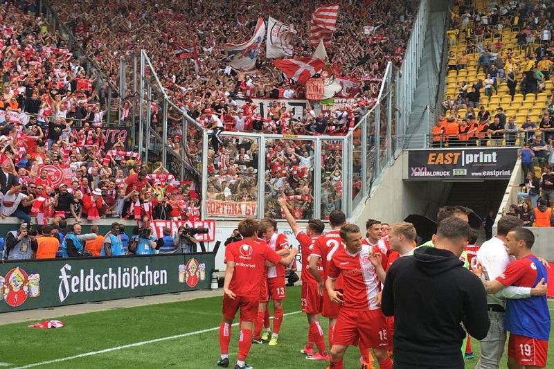 Fortuna Düsseldorf si výhrou v Drážďanech zajistila postup do německé Bundesligy.