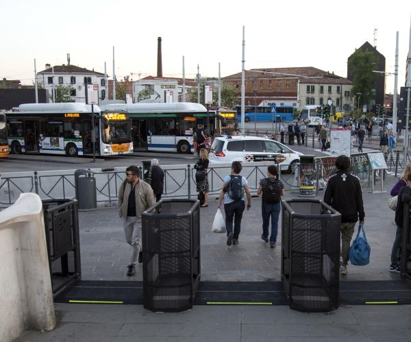 Dočasné turnikety v Benátkách. Dočasné turnikety v Benátkách.