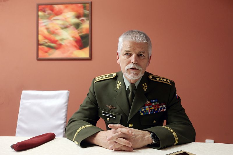 Náčelník Vojenského výboru NATO Petr Pavel říká: "Rusko nerozlišuje mezi mírovým stavem, krizí a válkou. Ruská doktrína hovoří v podstatě o kontinuálním konfliktu, který se pouze mění intenzitou a použitými nástroji."