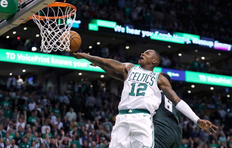 Terry Rozier z Bostonu se snaží zakončit.