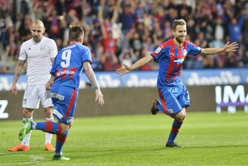 Tomáš Hořava slavící gól do sítě Karviné.