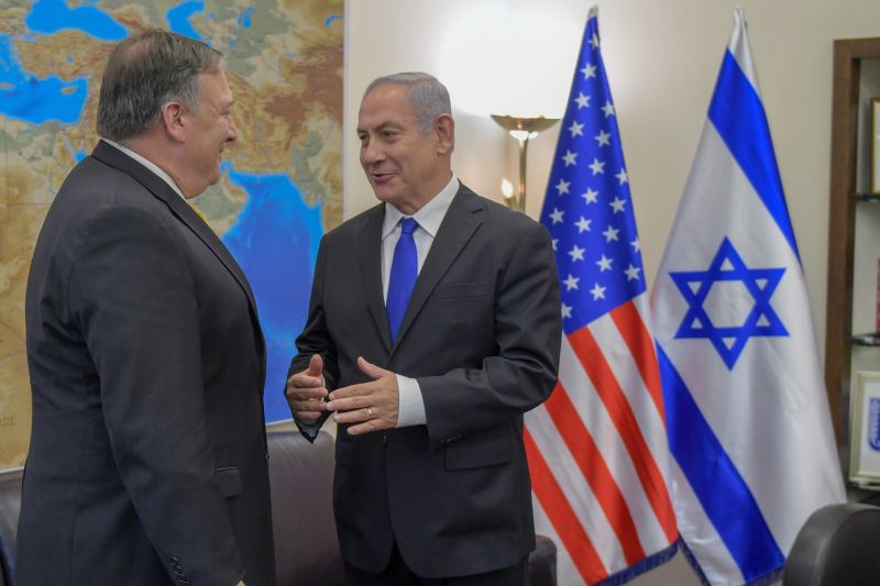 Izraelský premiér Benjamin Netanjahu (vpravo) a šéf americké diplomacie Mike Pompeo.