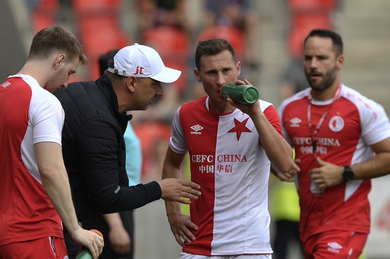 Slávisté litovali absence videa kvůli neodpískaným penaltám. Slávisté litovali absence videa kvůli neodpískaným penaltám.