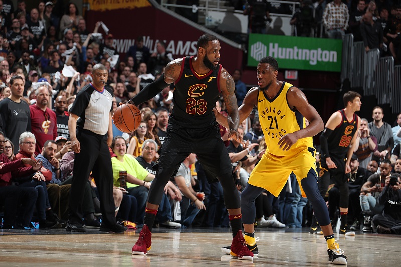 Basketbalista LeBron James výrazně pomohl pětačtyřiceti body postupu Clevelandu do dalšího kola play-off NBA. Basketbalista LeBron James výrazně pomohl pětačtyřiceti body postupu Clevelandu do dalšího kola play-off NBA.