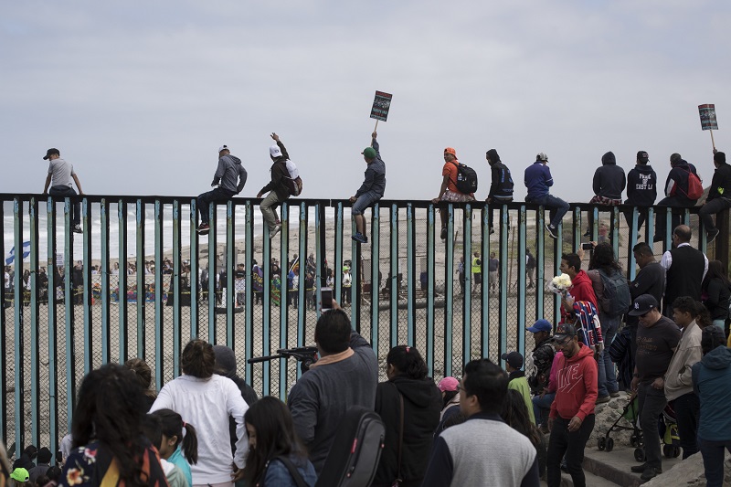 Přechod u San Diega je kvůli náporu migrantů uzavřen.