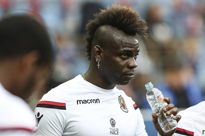 Italský útočník Mario Balotelli se postaral o další pozdvižení, když předvedl v utkání proti Štrasburku vtipnou simulaci. Italský útočník Mario Balotelli se postaral o další pozdvižení, když předvedl v utkání proti Štrasburku vtipnou simulaci.